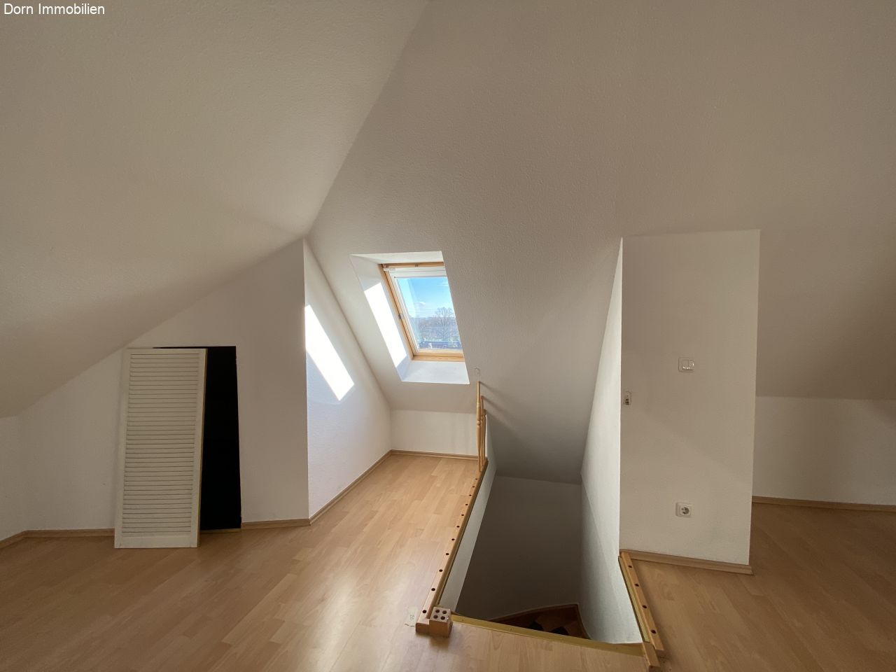 Wohnzimmer mit kleinem Abstellraum