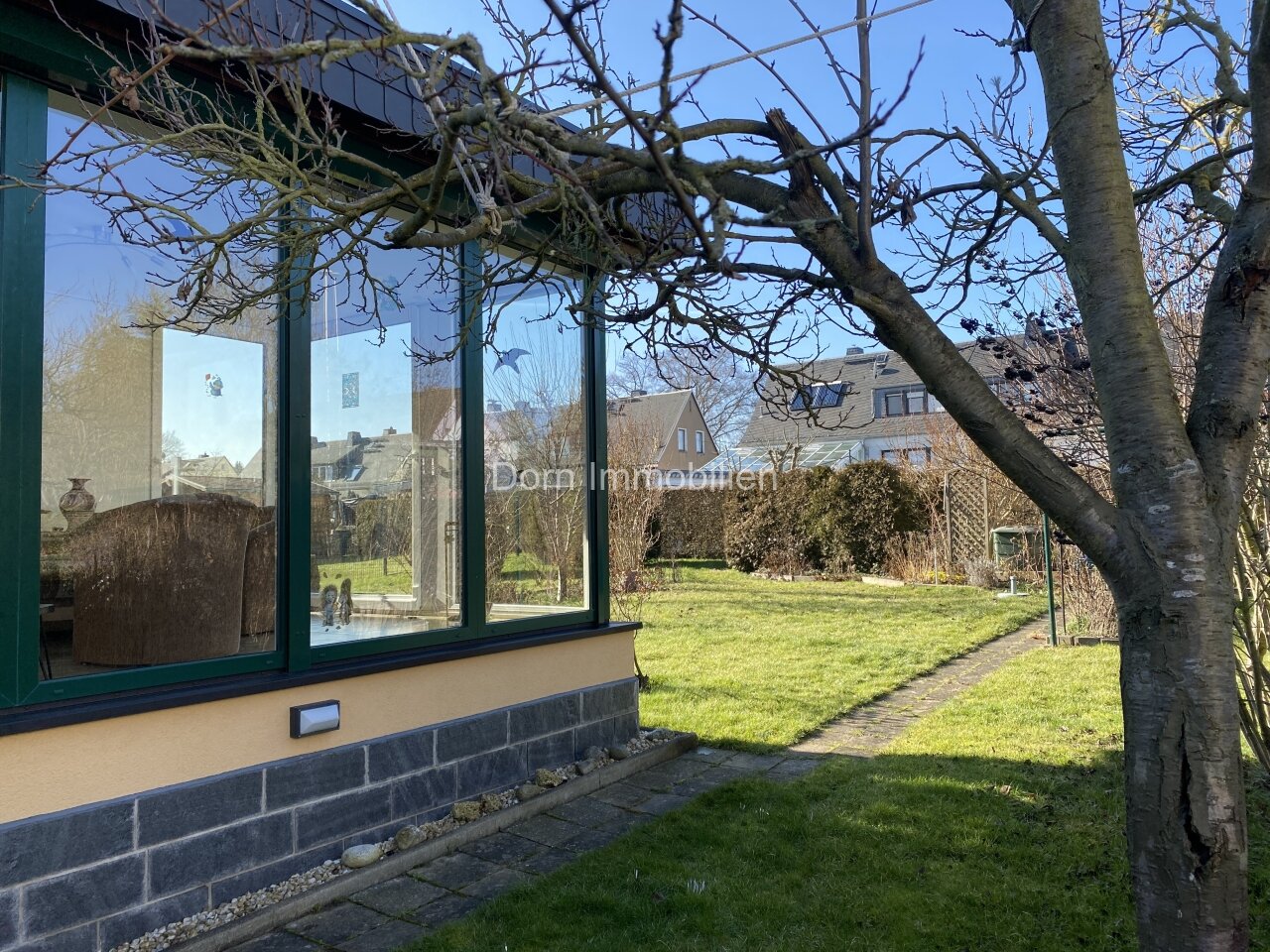 Wintergarten und Blick in den Garten Wintergarten und Blick in den Garten