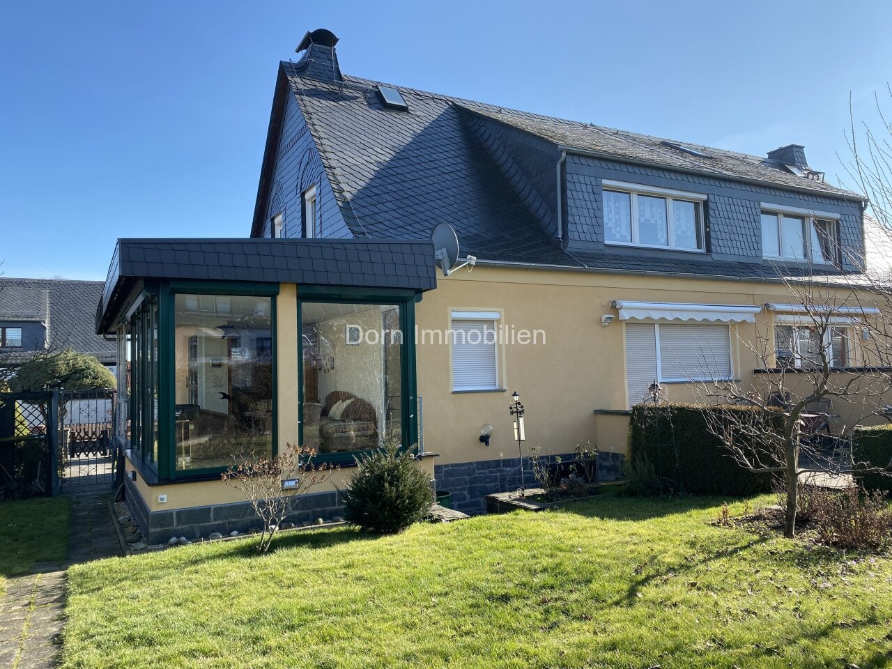 Hausrückseite mit Wintergarten Hausrückseite mit Wintergarten
