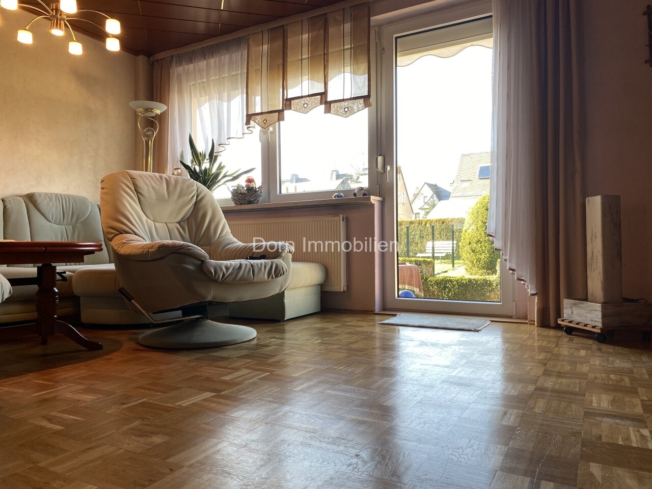Wohnzimmer mit Echtholzparkett