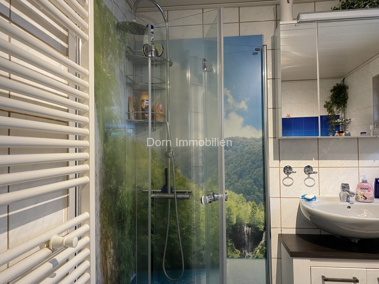 Bad mit Wanne und Dusche Bad mit Wanne und Dusche