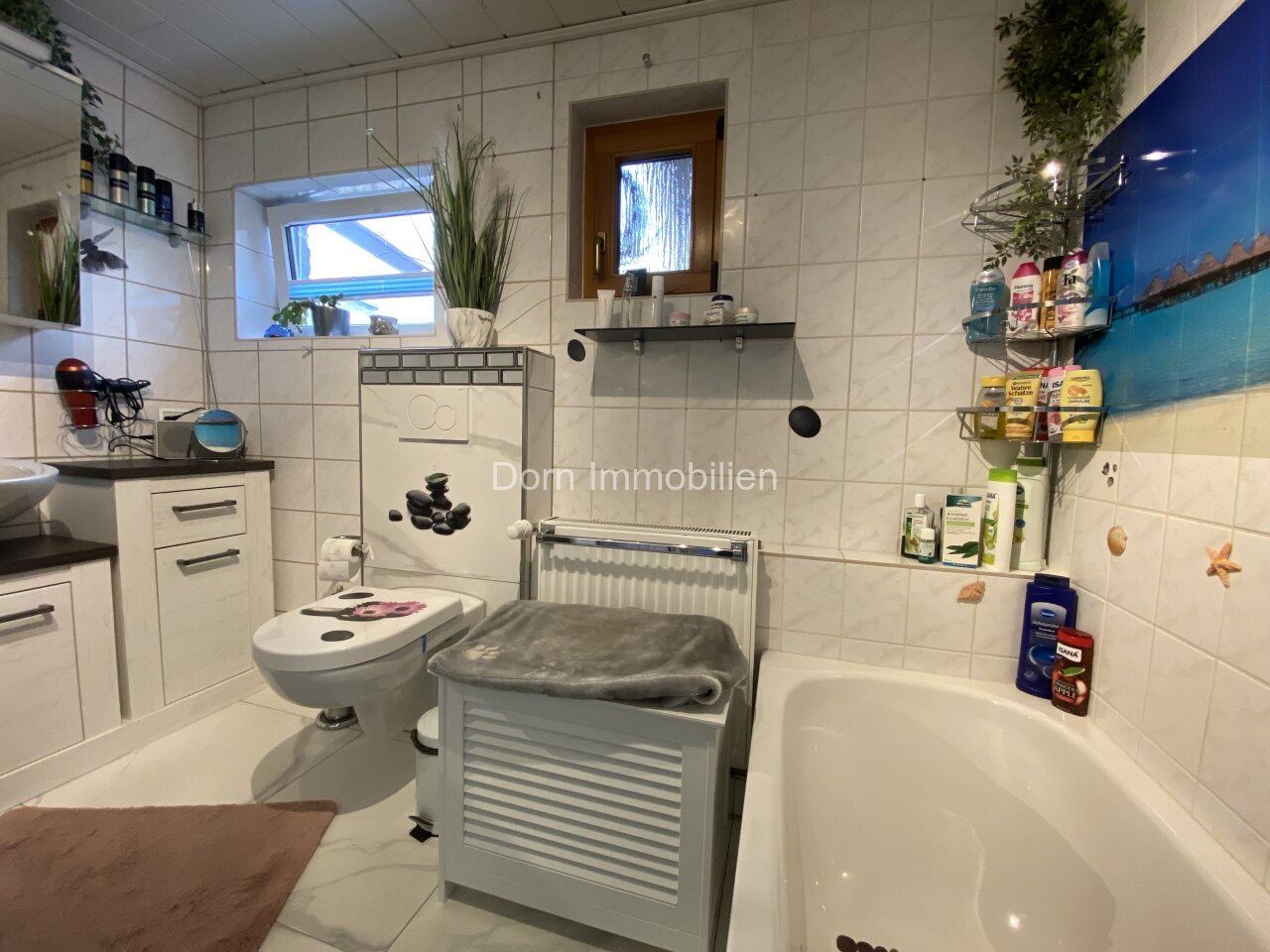 Bad mit Wanne und Dusche Bad mit Wanne und Dusche