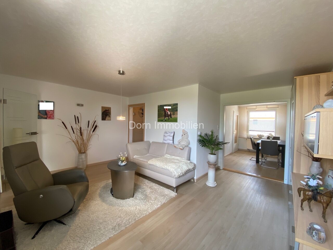 Wohnzimmer mit Blick in's Esszimmer Wohnzimmer mit Blick in's Esszimmer