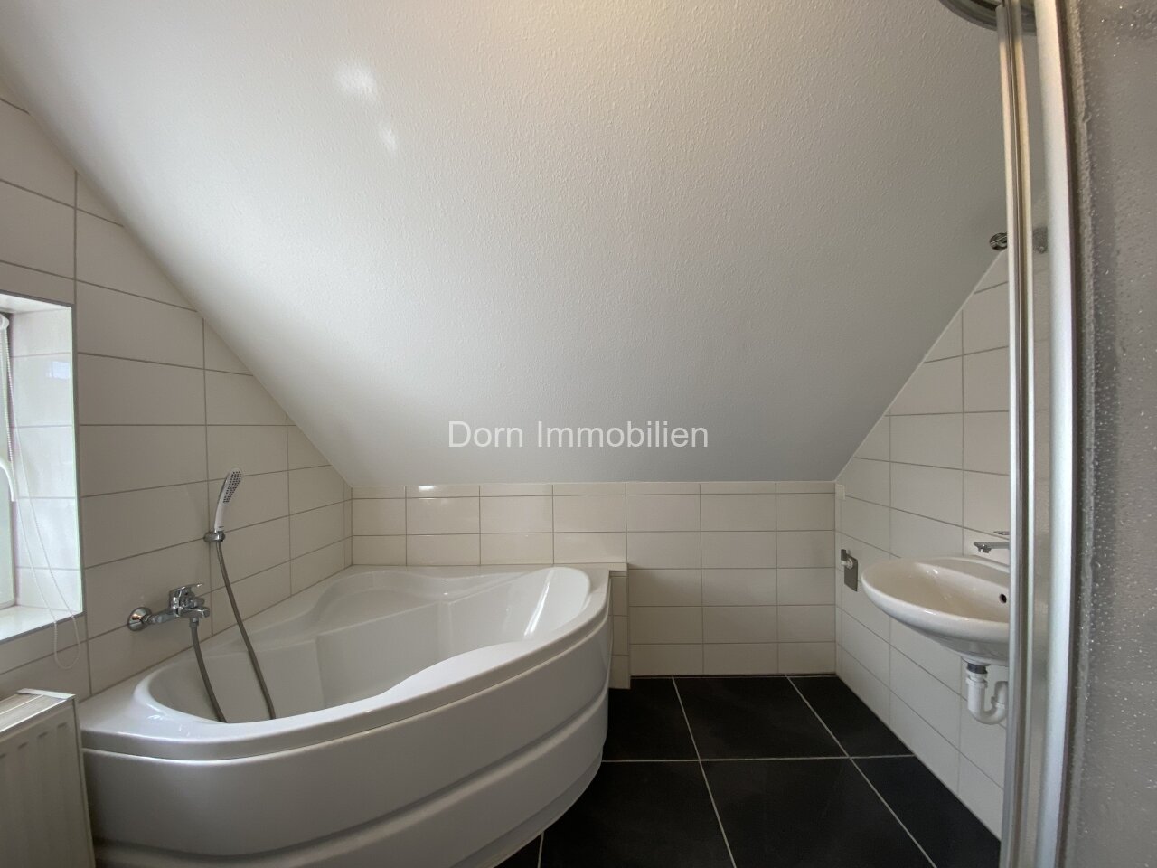 Bad mit Wanne und Dusche