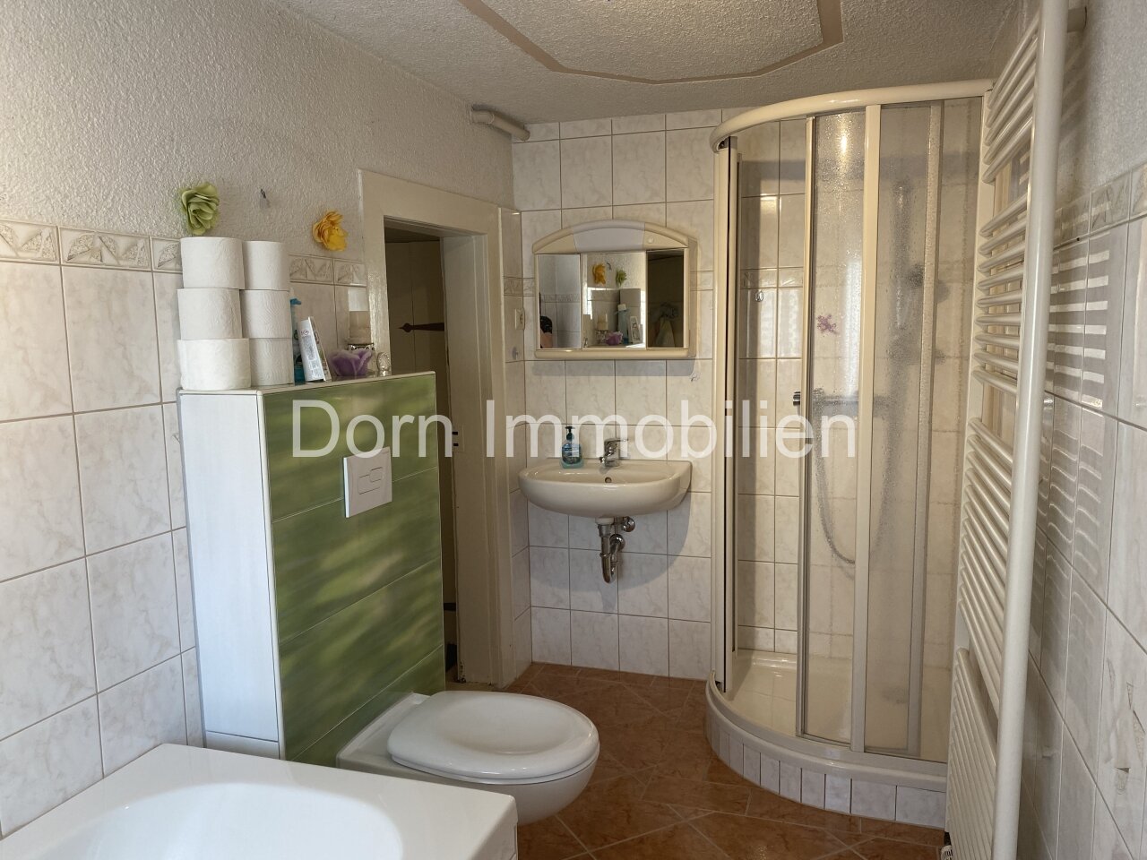 Bad mit Wanne und Dusche im EG Bad mit Wanne und Dusche im EG