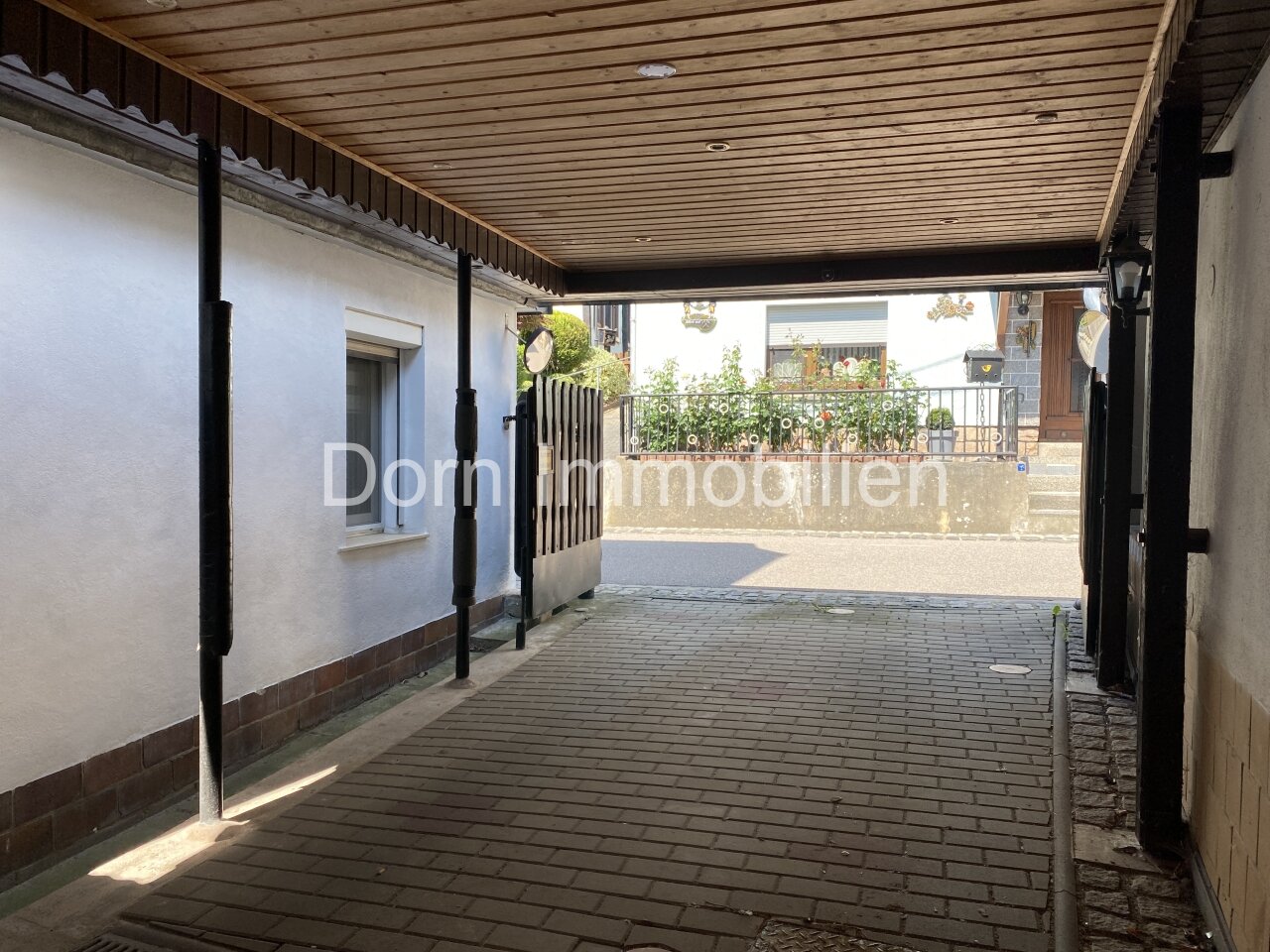 Carport mit Zugang zum Hof