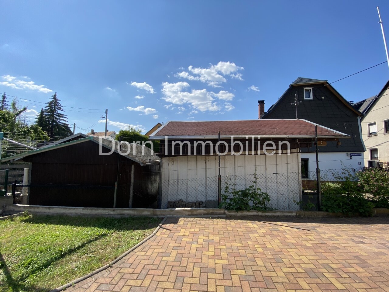Seitenansicht mit Garage und Gartenhaus Seitenansicht mit Garage und Gartenhaus