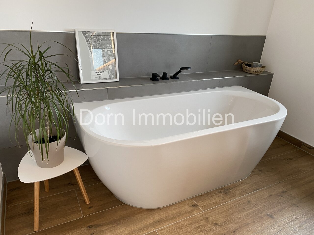 Bad mit Wanne, Dusche und WC Bad mit Wanne, Dusche und WC