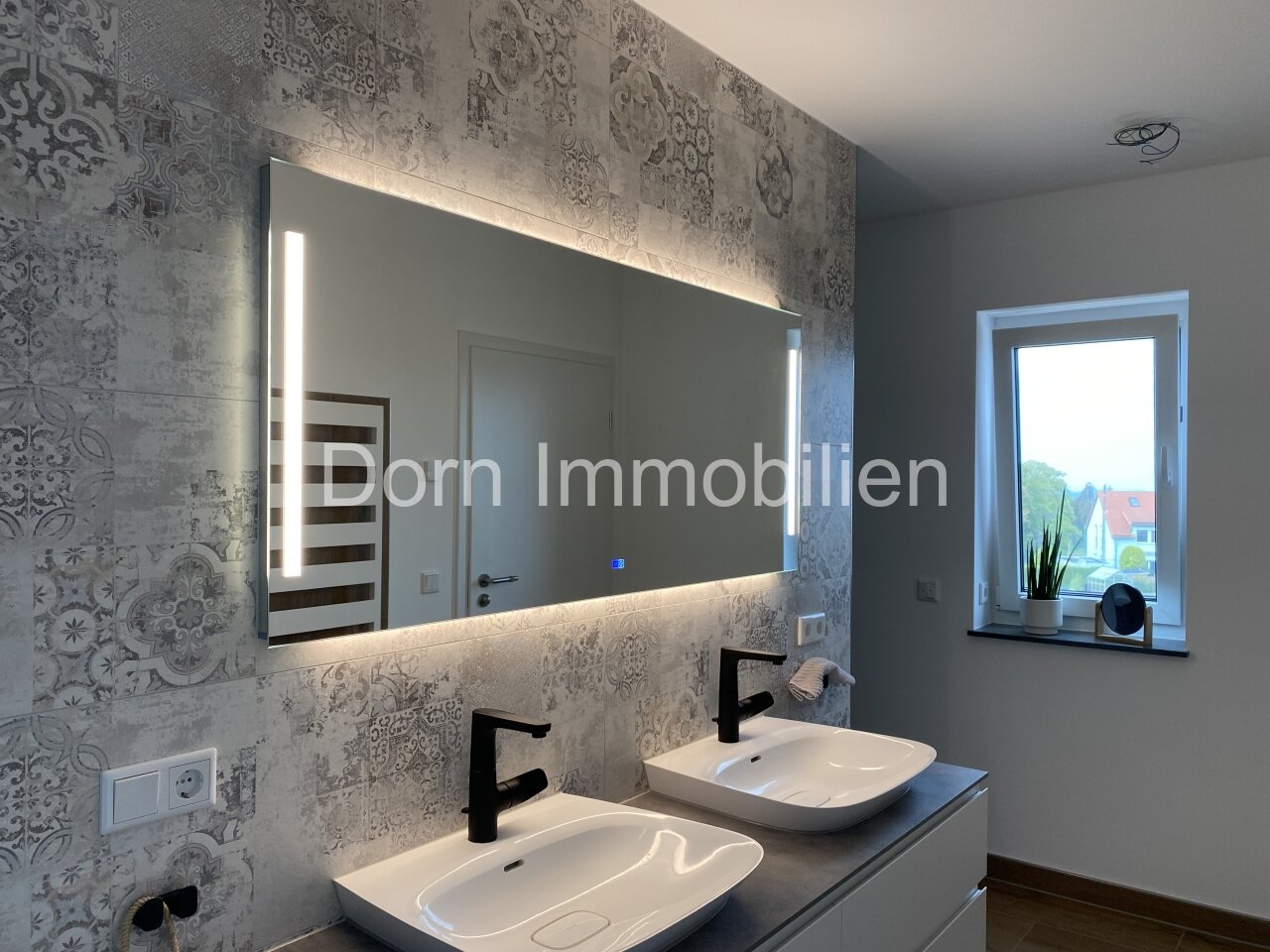 Bad mit Wanne, Dusche und WC Bad mit Wanne, Dusche und WC