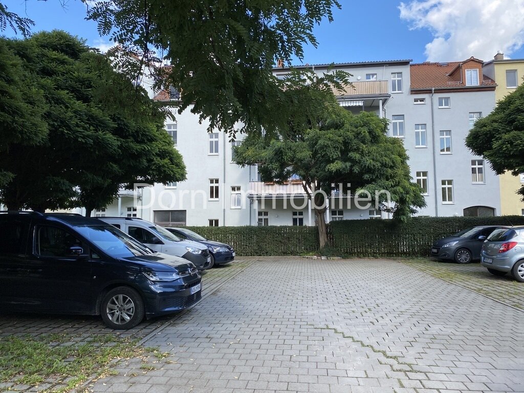 Hinterhausansicht mit Stellplatz zur WE Hinterhausansicht mit Stellplatz zur WE