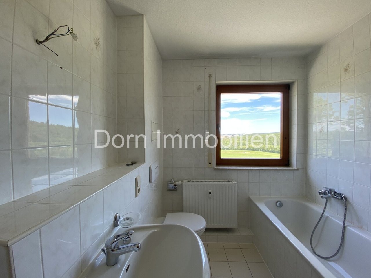 Bad mit Wanne und Dusche Bad mit Wanne und Dusche