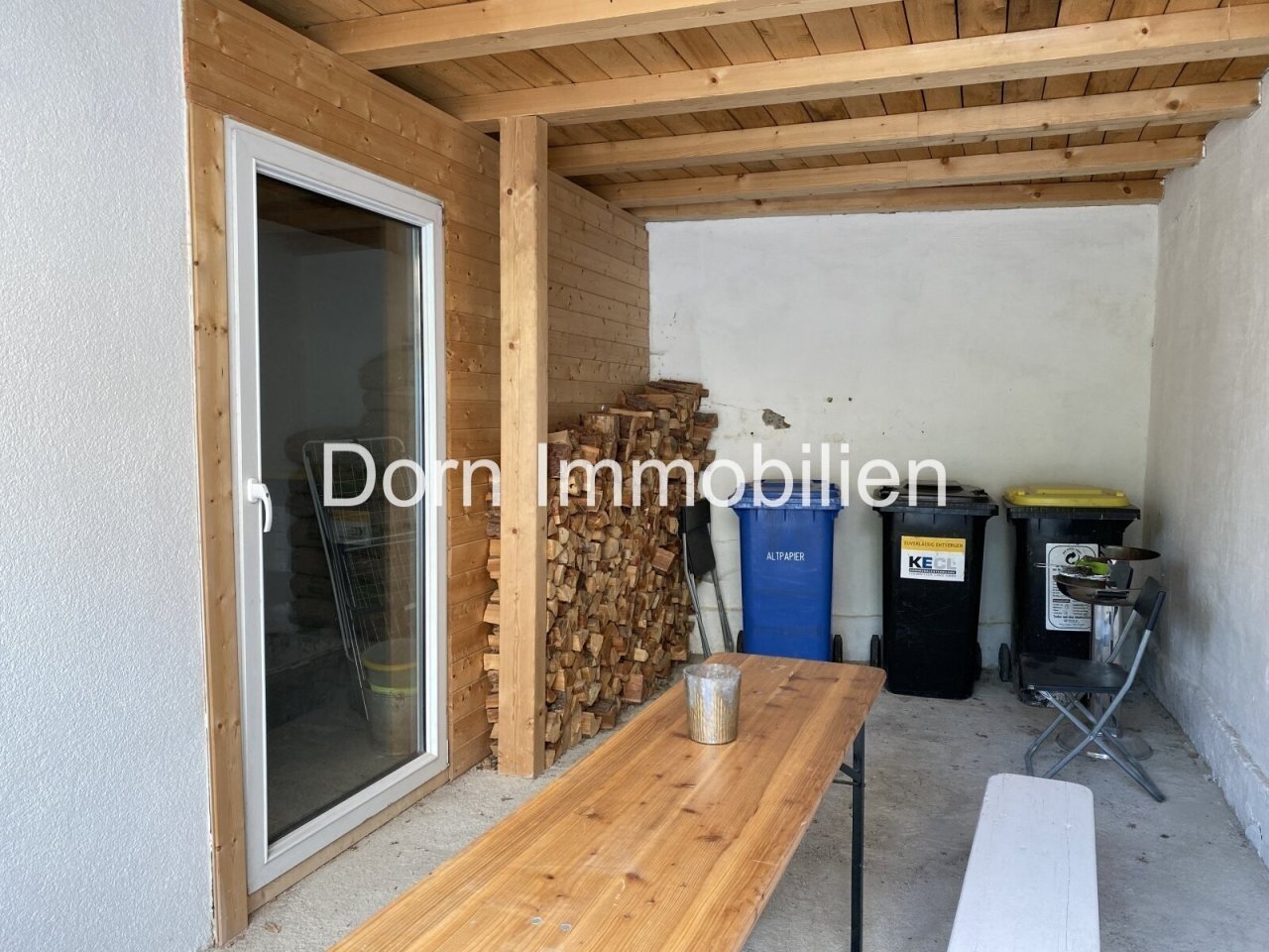 Außensitzmöglichkeit und Abstellraum Außensitzmöglichkeit und Abstellraum