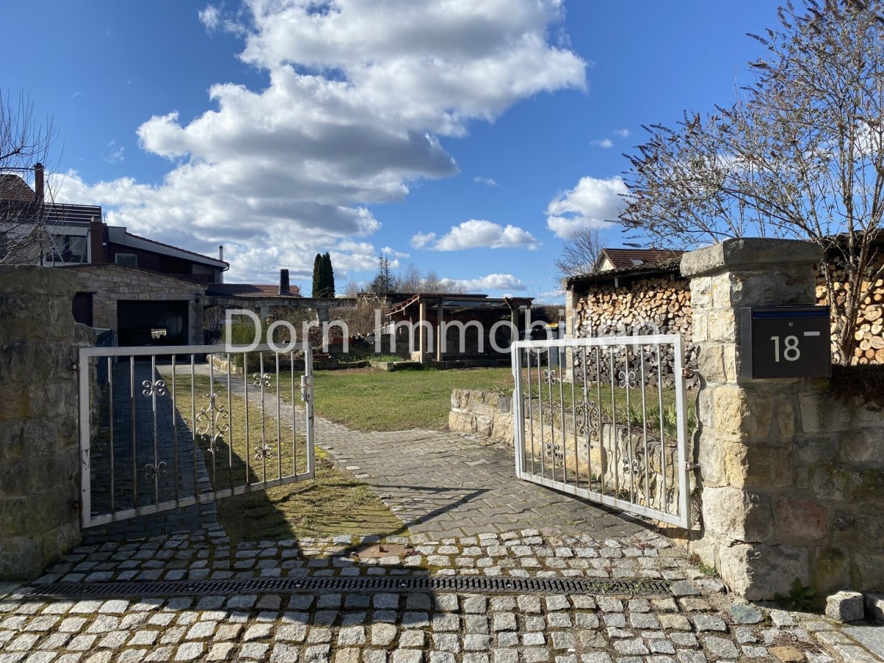 Garten mit Einfahrt Garten mit Einfahrt