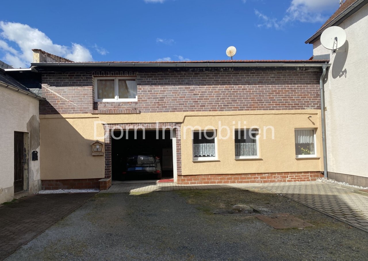 Haus mit Garageneinfahrt Haus mit Garageneinfahrt