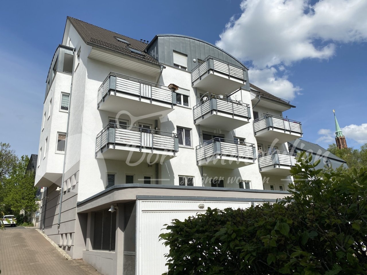 Hausansicht Hofseite mit Stellplätzen