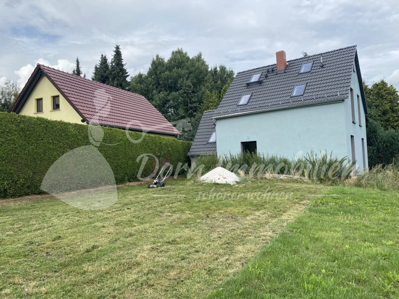 Hausansicht mit Grundstück Hausansicht mit Grundstück