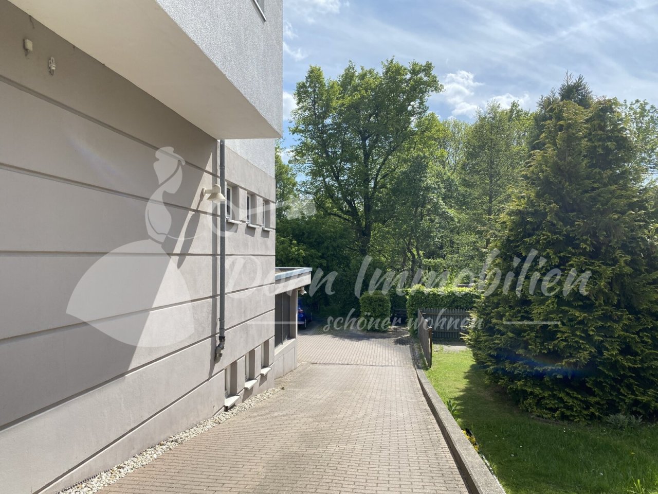 Einfahrt zum Stellplatz im Hof