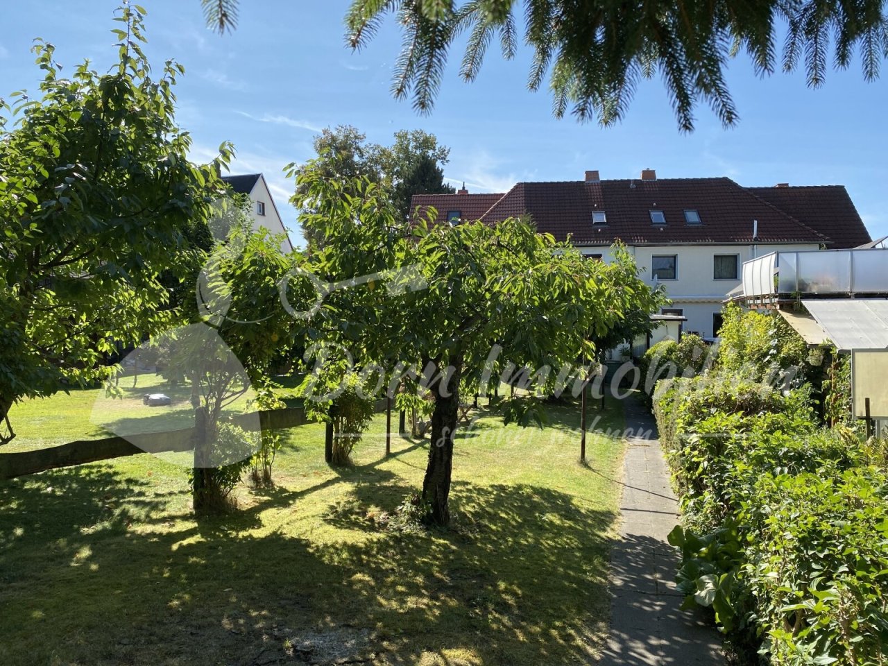 Gartenblick zur Hausrückseite Gartenblick zur Hausrückseite