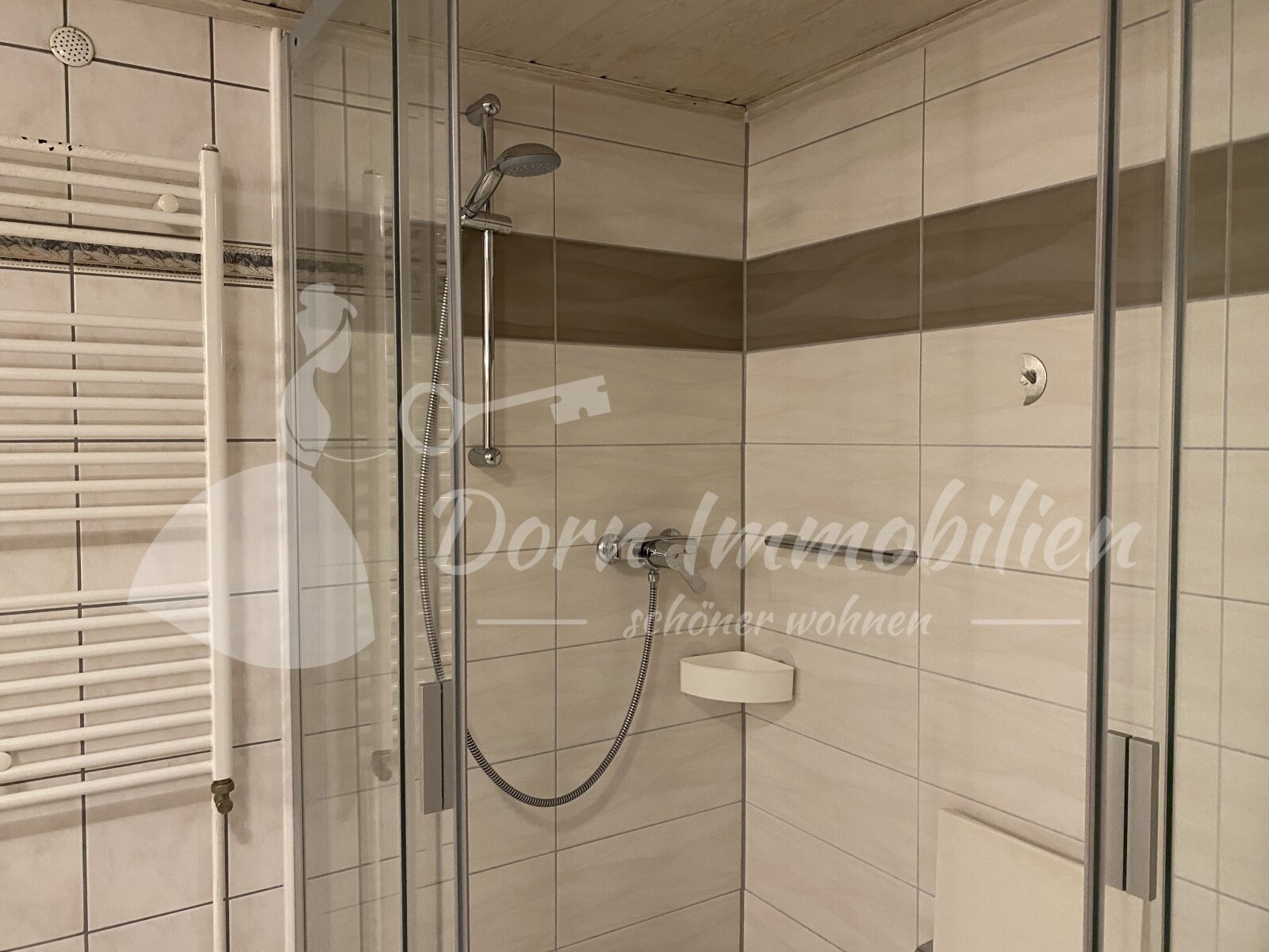 Bad mit Wanne und Dusche Bad mit Wanne und Dusche