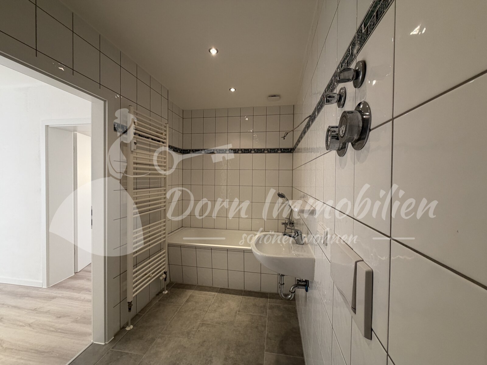 Bad mit Wanne und Dusche