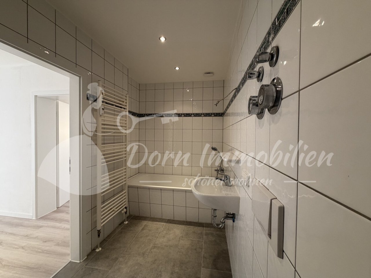 Bad mit Wanne und Dusche