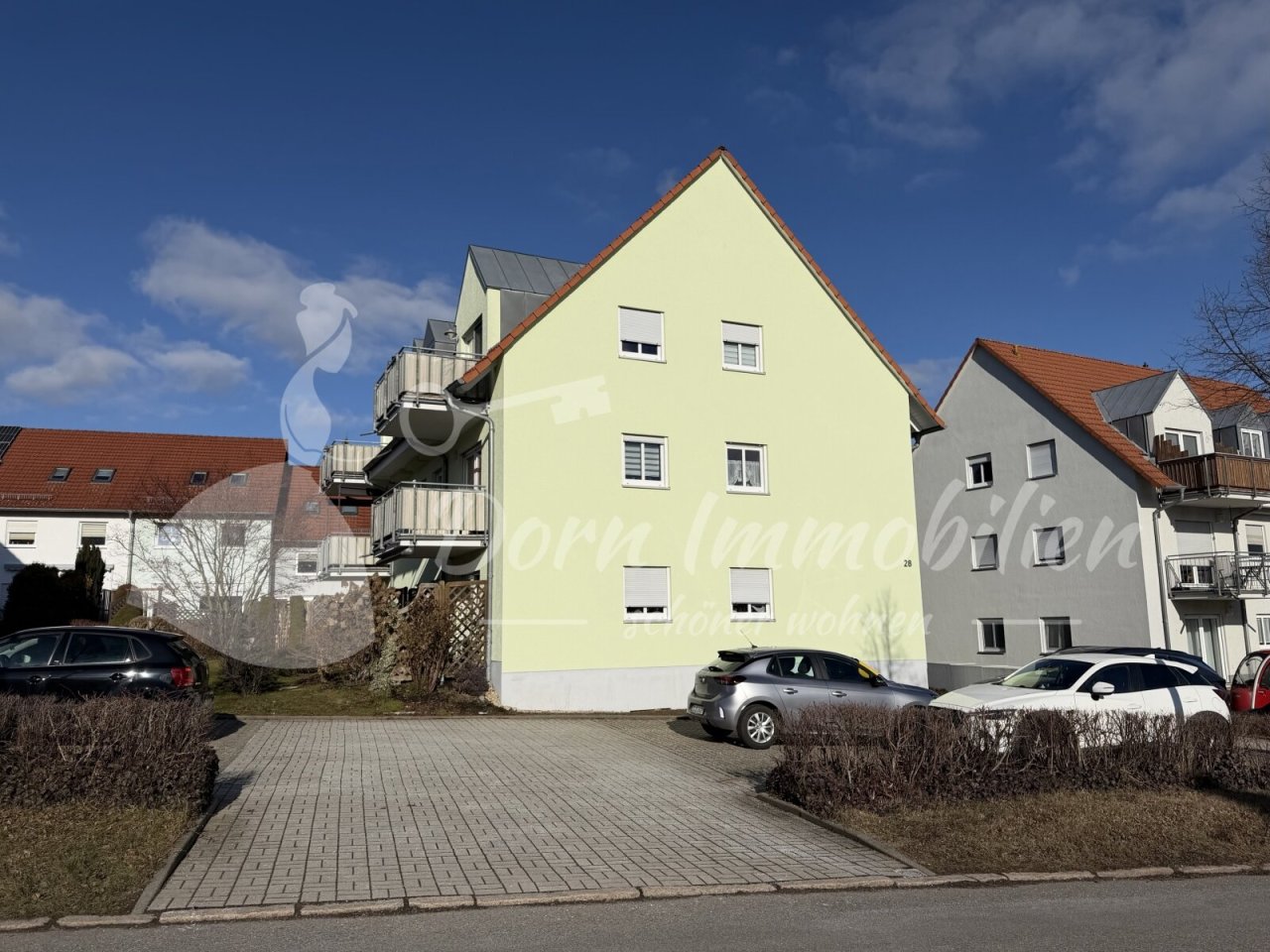 Hausansicht mit Parkplätzen