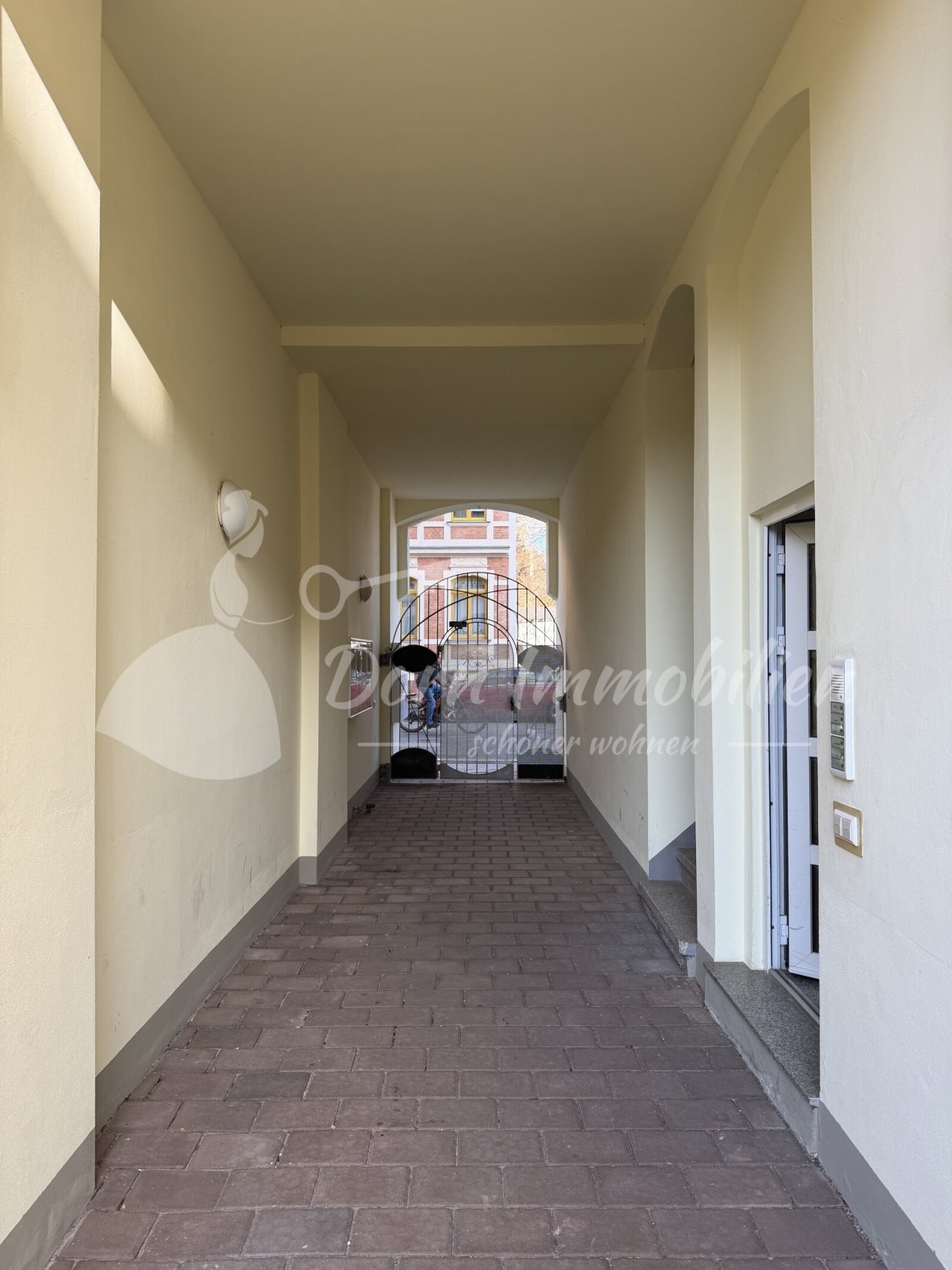 Durchgang und Hauseingangstür