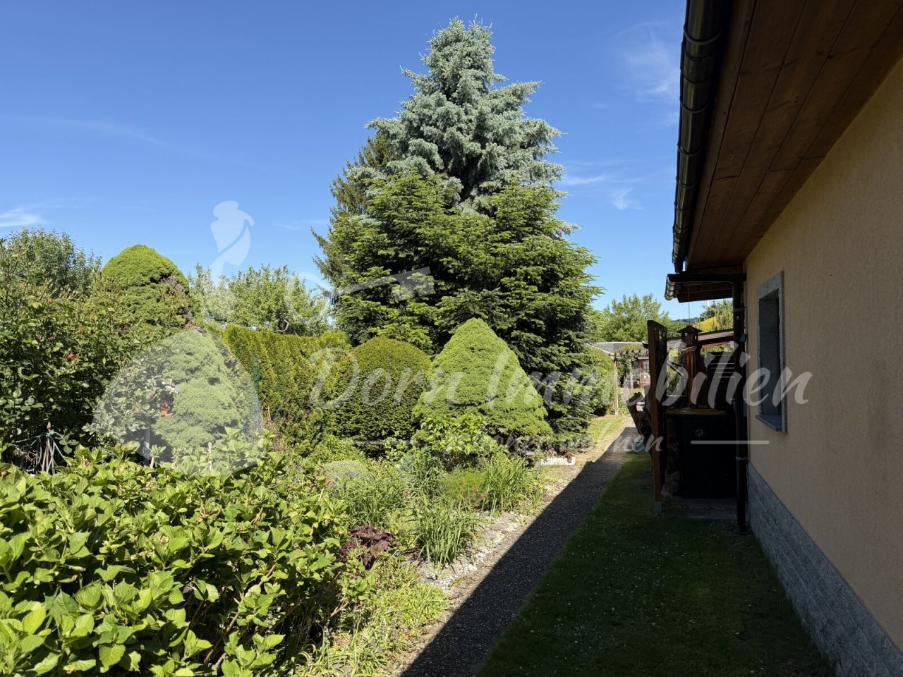 Hausansicht mit Garten