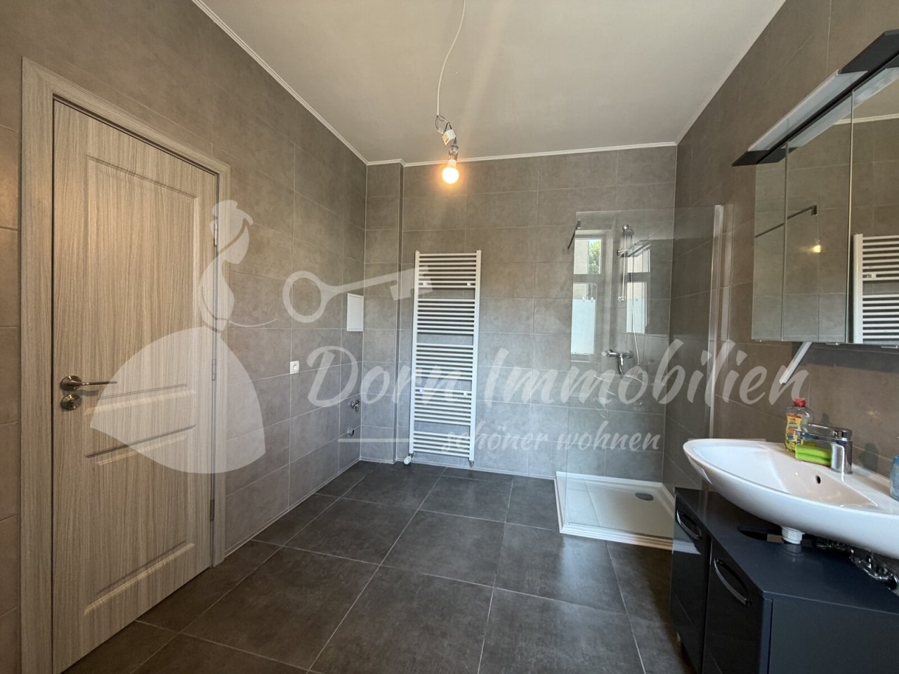 Bad mit Wanne und Dusche
