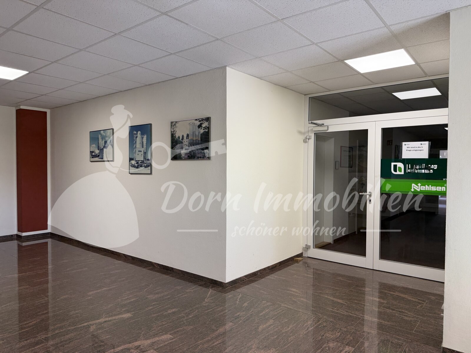 Foyer mit Blick zum Büroeingang Foyer mit Blick zum Büroeingang