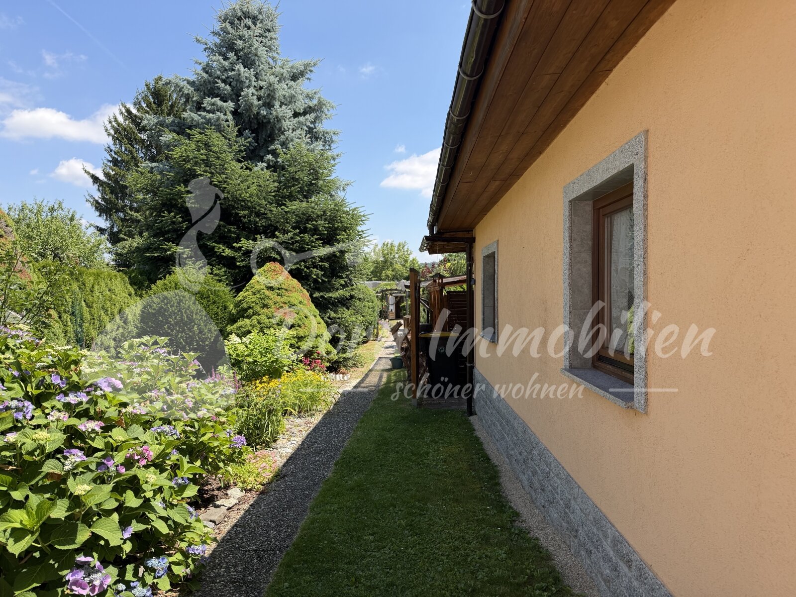 Garten und Seitenansicht Garage Garten und Seitenansicht Garage