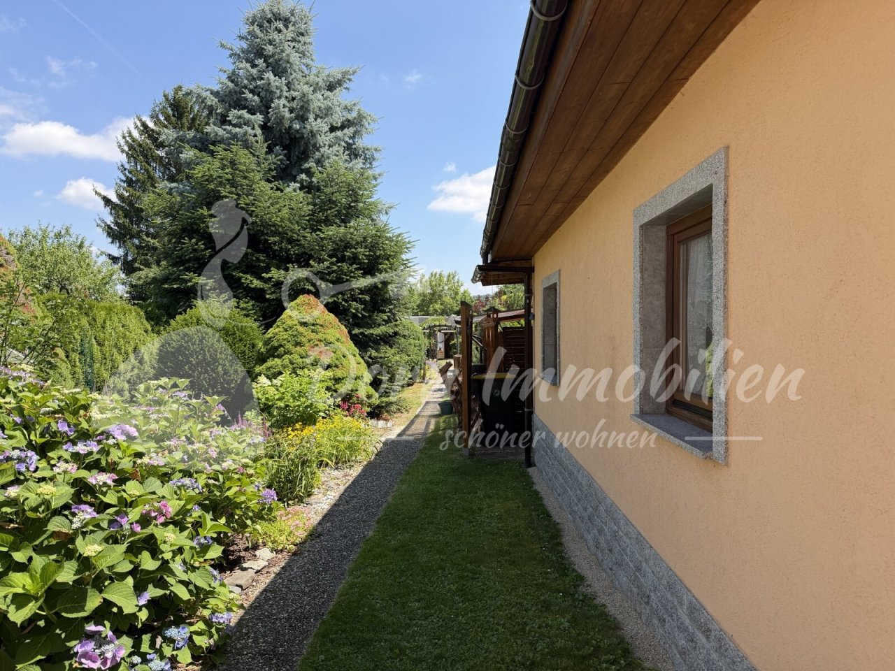 Garten und Seitenansicht Garage Garten und Seitenansicht Garage