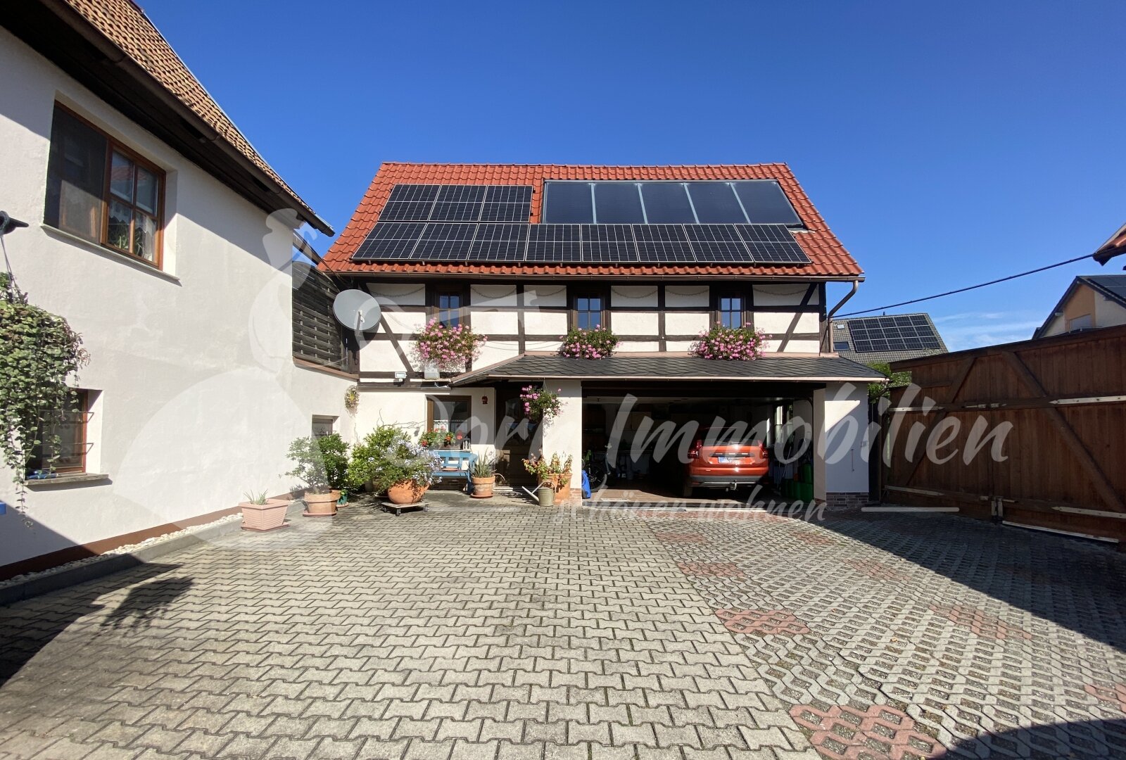 Hof Blick zum 2. Haupthaus mit Doppelgarge Hof Blick zum 2. Haupthaus mit Doppelgarge