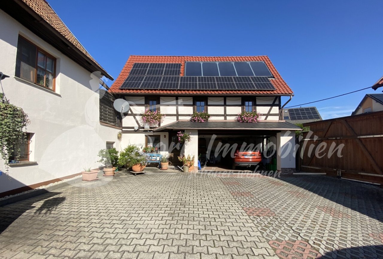 Hof Blick zum 2. Haupthaus mit Doppelgarge Hof Blick zum 2. Haupthaus mit Doppelgarge