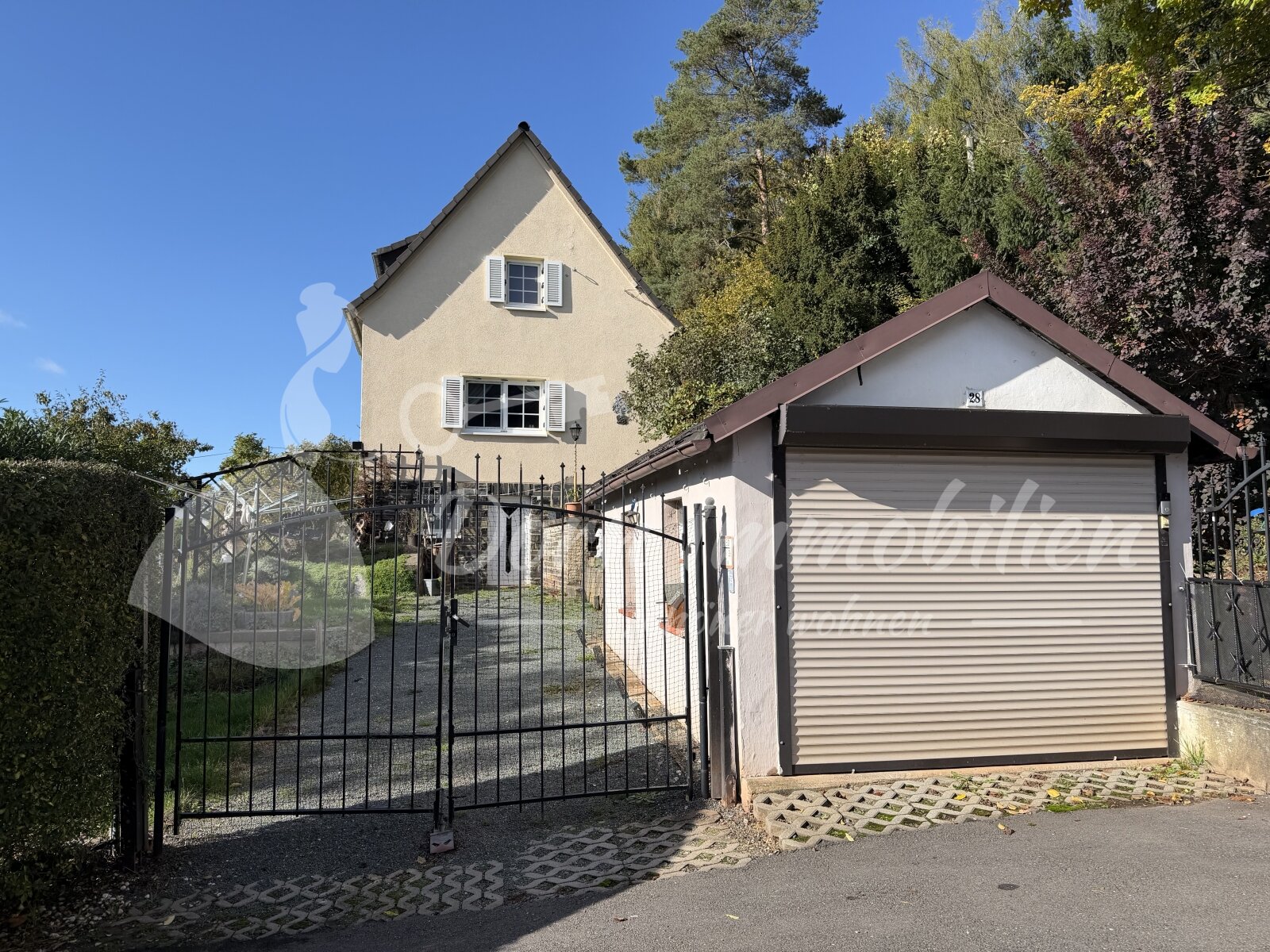 Außenansicht mit Garage