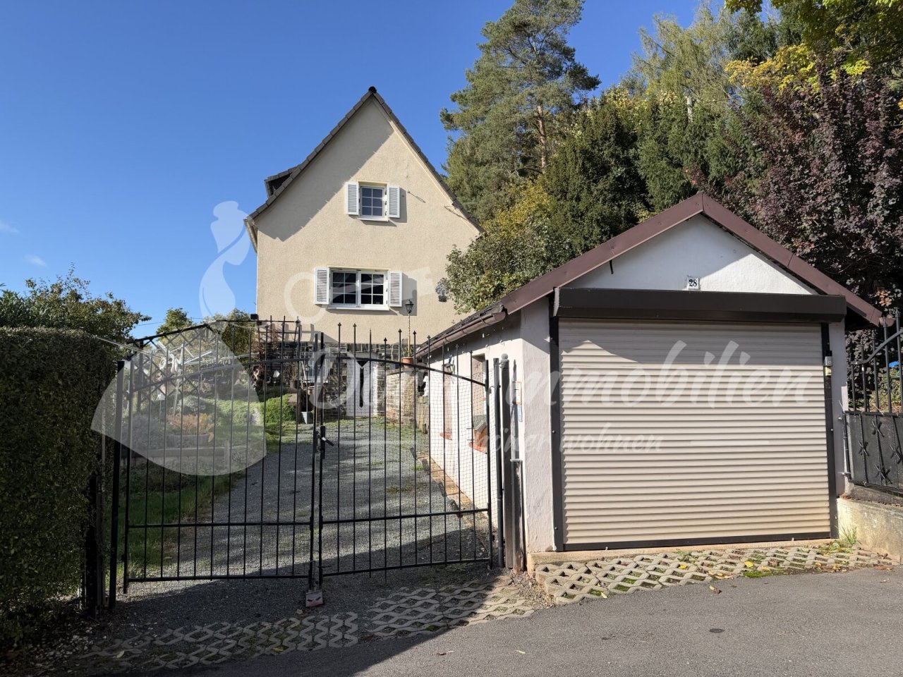 Außenansicht mit Garage